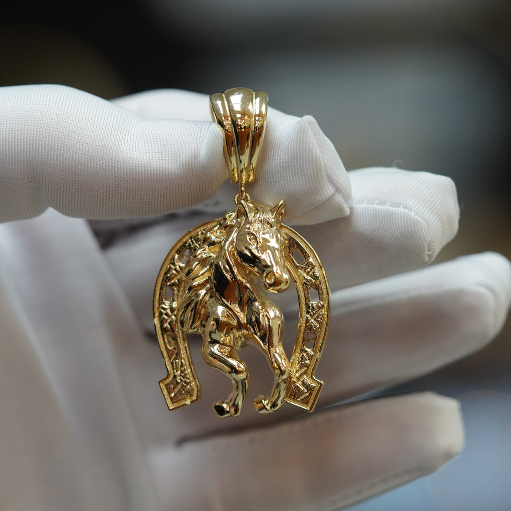 Las Villas Pendant Horse shoe Pendant in 14Kt